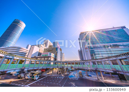 日本の横浜都市景観新時代へ。新横浜駅や円形歩道橋、横浜プリンスホテルなどを望む。希望の光＝27日 133600949
