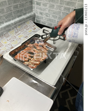 ガスバーナーで魚を炙る 133601213
