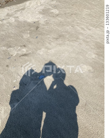 砂浜に映る恋人たちの影 砂浜に映る恋人たちの影 133601219