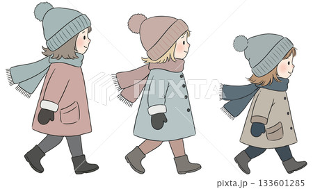 歩く冬服の3人の子ども 133601285