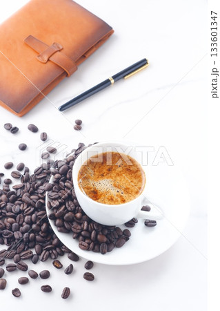 エスプレッソに牛乳をたっぷり入れたコーヒー、カフェ・ラッテと、深煎りしたコーヒー豆 エスプレッソに牛乳をたっぷり入れたコーヒー、カフェ・ラッテと、深煎りしたコーヒー豆 133601347