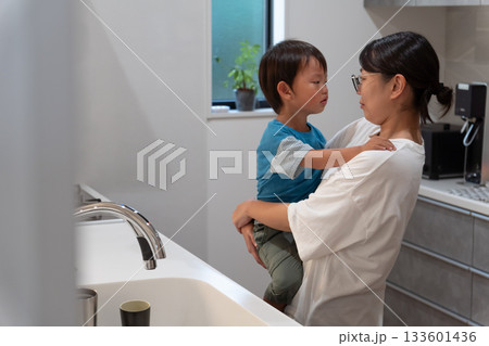子どもが泣いて家事が出来ずイライラしているママ 133601436