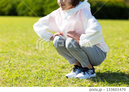 屋外でストレッチ体操をするミドル女性 133601470