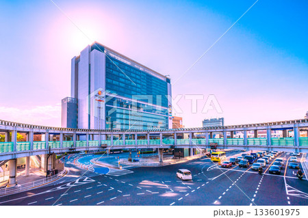 日本の横浜都市景観躍進する新横浜。新横浜駅や円形歩道橋などを望む。新時代に希望の光＝27日 133601975