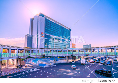 日本の横浜都市景観躍進する新横浜。新横浜駅や円形歩道橋などを望む。新時代に希望の光＝27日 133601977