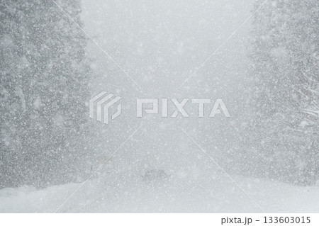 豪雪で視界がゼロに近いくらいの雪道 133603015