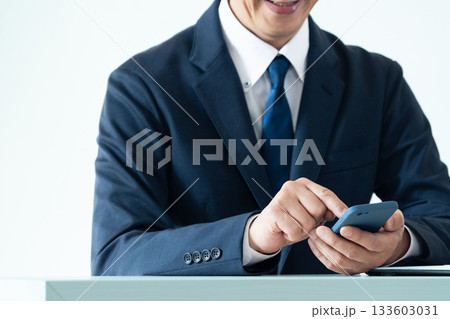 スマートフォンを操作するビジネスマン 133603031