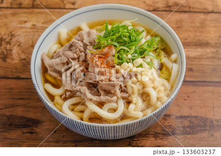 美味しい肉うどん 133603237