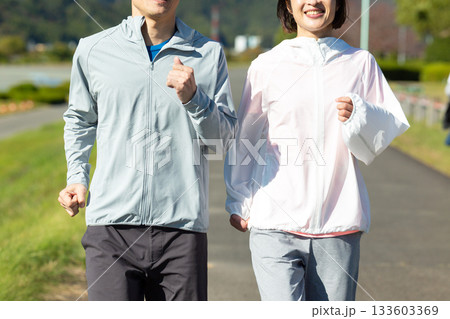 屋外でランニングをするミドル夫婦 133603369