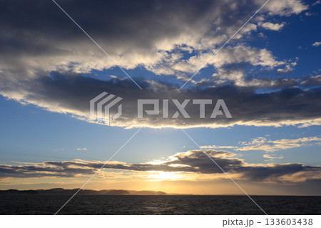 海から登る朝日 133603438