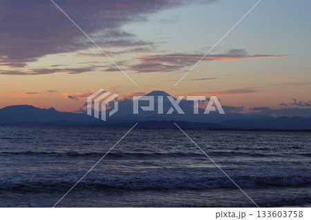 海岸から見た夕日 133603758