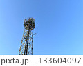 青空に映える基地局の鉄塔 133604097
