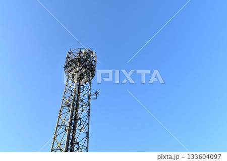 青空に映える基地局の鉄塔 133604097