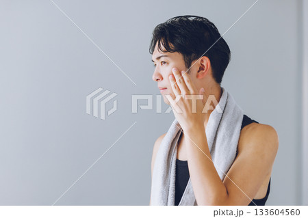 鏡を見つめる若い男性 鏡を見つめる若い男性 133604560
