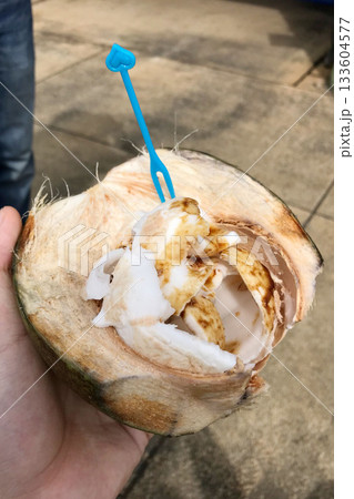 グアム　恋人岬　ヤシの実　ココナッツ　イカ刺し 133604577