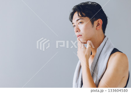 鏡を見つめる若い男性 鏡を見つめる若い男性 133604580