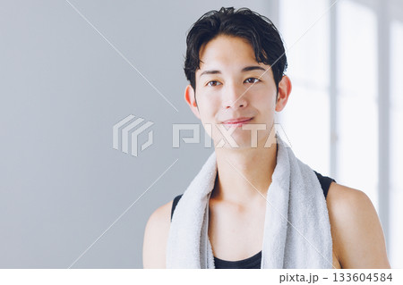鏡を見つめる若い男性 鏡を見つめる若い男性 133604584
