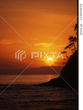 稲村ヶ崎の日の入り 133604650