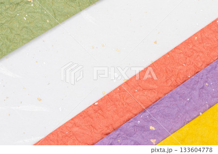 白背景と色紙を組み合わせた和風の平面構図 白背景と色紙を組み合わせた和風の平面構図 133604778