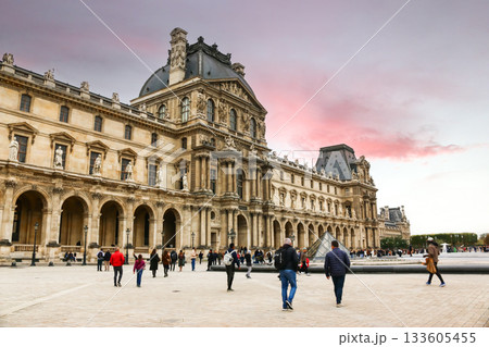 パリの観光名所：ルーブル美術館 133605455