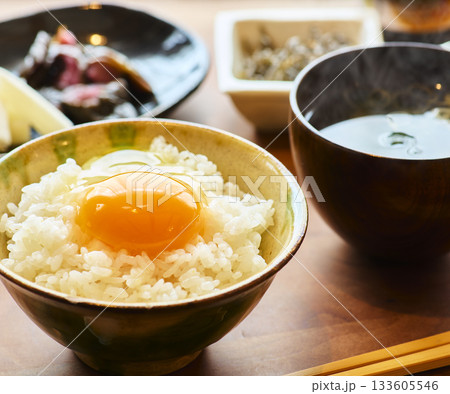 卵かけご飯と味噌汁の和朝食セット 133605546