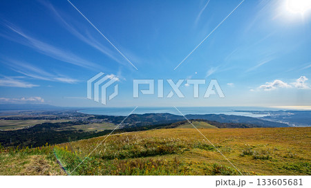 秋晴れの日　寒風山から観る絶景　秋田県 133605681