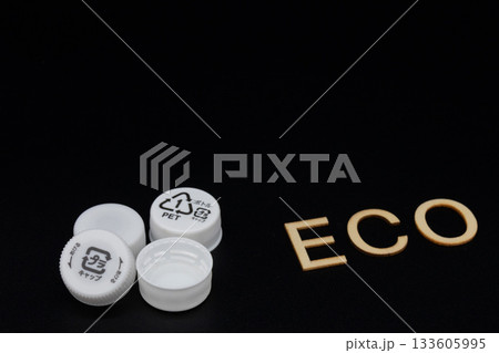 ペットボトルキャップとECOの文字 ペットボトルキャップとECOの文字 133605995