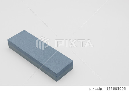 白い背景に置かれた包丁研ぎ用の砥石 133605996