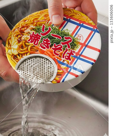 カップ焼きそばを湯切りする調理シーン 133606006