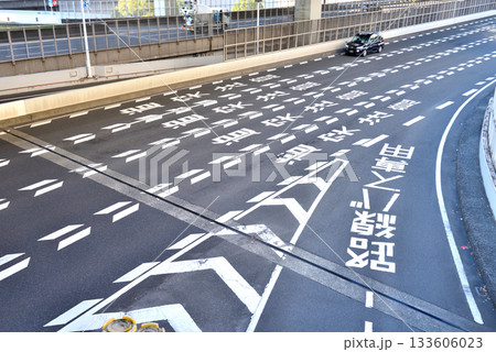 横浜東口国道一号線の路面標示案内 133606023