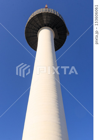 南山公園の頂上付近から見上げた美し南山いソウルタワー 南山公園の頂上付近から見上げた美し南山いソウルタワー 133606061