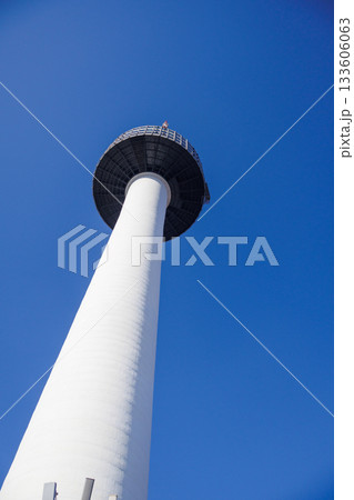 南山公園の頂上付近から見上げた美し南山いソウルタワー 133606063