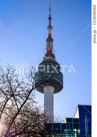 南山公園の頂上付近から見上げた美し南山いソウルタワー 南山公園の頂上付近から見上げた美し南山いソウルタワー 133606068