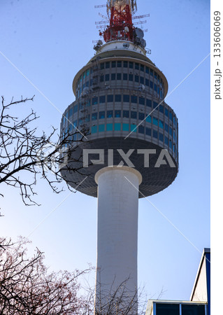 南山公園の頂上付近から見上げた美し南山いソウルタワー 133606069