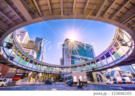 日本の横浜都市景観希望の光…躍進する新横浜。新横浜駅や円形歩道橋などを望む。新時代へ＝27日 133606105