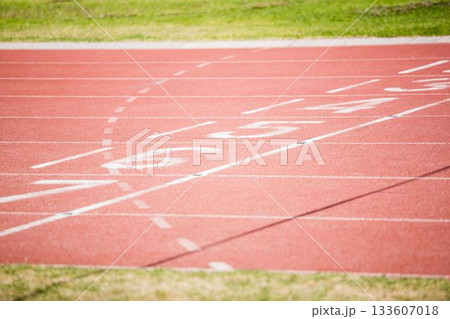Numbers on starting line on sunny day 133607018