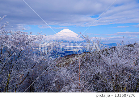 雪と富士山 133607270