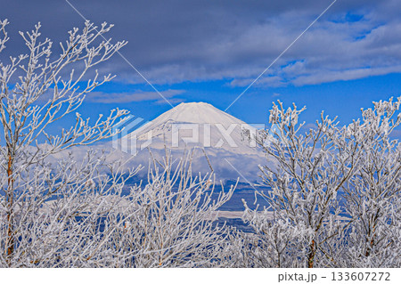 雪と富士山 133607272