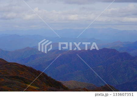 二王子岳山頂からの朝日連峰 二王子岳山頂からの朝日連峰 133607351