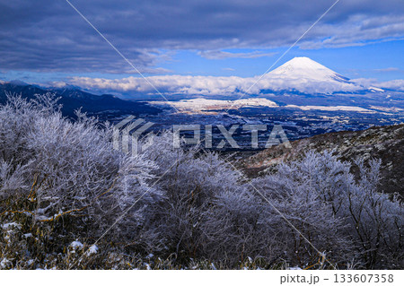 雪と富士山 雪と富士山 133607358