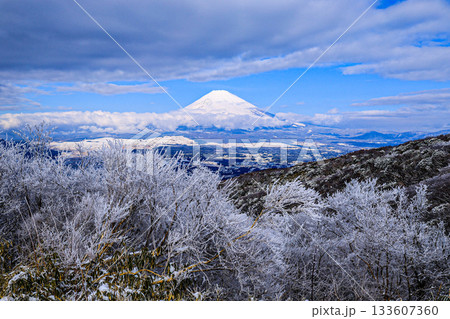 雪と富士山 133607360