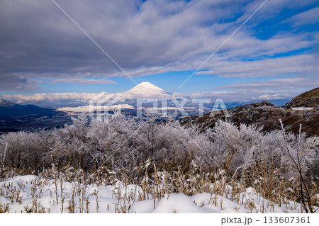 雪と富士山 雪と富士山 133607361