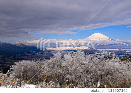雪と富士山 雪と富士山 133607362