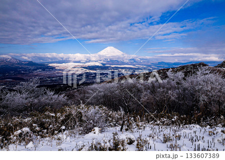 雪と富士山 133607389
