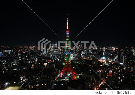 麻布台ヒルズから見た、✕マスツリー色の東京タワー　11月港区2242クリスマスツリー色の東京タワー 133607639