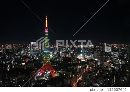麻布台ヒルズから見た、✕マスツリー色の東京タワー　11月港区2246クリスマスツリー色の東京タワー 133607643
