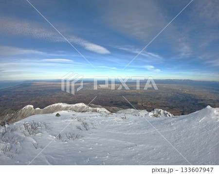 冬季岩木山頂上からの津軽半島と夏泊半島 133607947