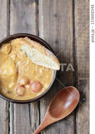 家で作った豆乳トマトカレーと全粒粉パン 133608348