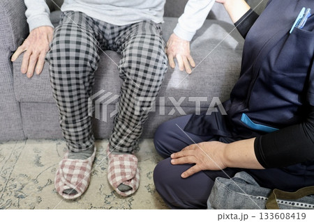 訪問リハビリを受けるシニア女性 訪問リハビリを受けるシニア女性 133608419