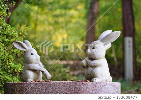 ウサギの餅つき像　(島根県出雲大社) 133608477